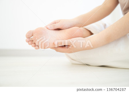 Close up of peeling and cracked foot. Causes of peeling foot included fungal infection (athlete's foot), dermatitis (eczema), sunburn, dry skin, dehydration or sweaty feet. Health care concept. 136704287