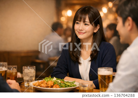 輕鬆的社交聚會時間 136704288