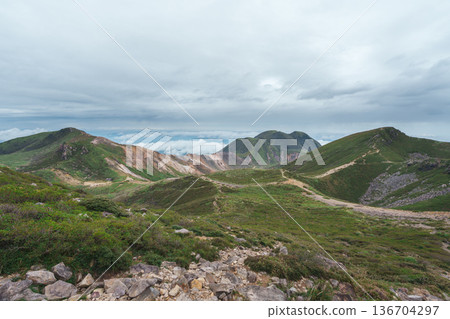 從九重山頂峰眺望健行步道。 136704297