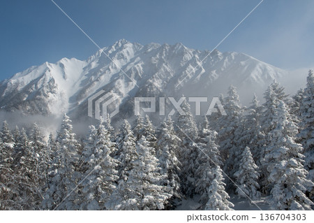 從新穗高索道的觀景台上可以看到白雪皚皚的北阿爾卑斯山。 136704303
