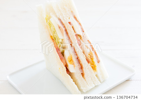 美味的培根、雞蛋、生菜和番茄三明治 美味的培根、雞蛋、生菜和番茄三明治 136704734