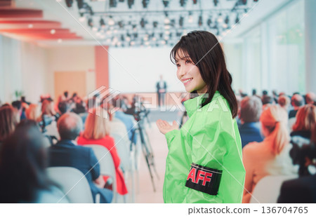 一位女性工作人員正在主持研討會 136704765