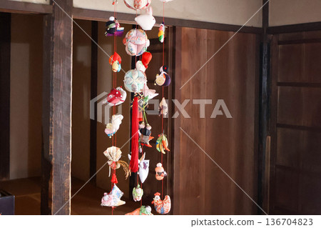 Hanging chicks 136704823