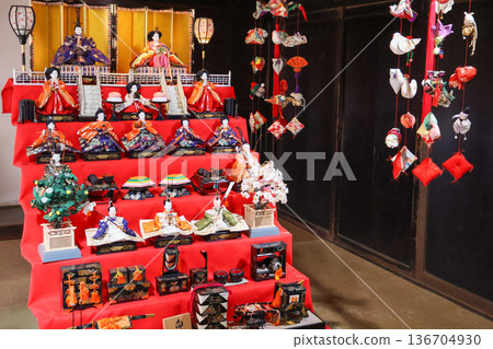Hanging chicks and stage decorations 136704930