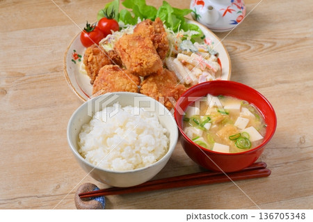 Fried chicken set meal, fried chicken, fried chicken, popular side dishes, side dishes, fried foods, chicken dishes. 136705348