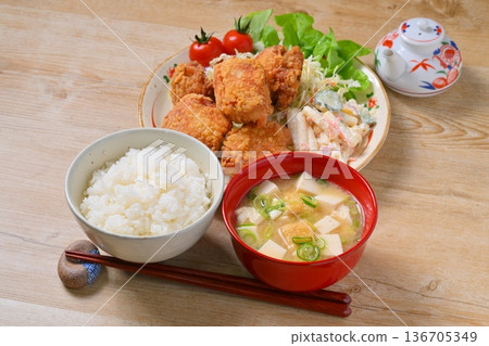 炸雞套餐、炸雞、炸雞、熱門配菜、配菜、油炸食品、雞肉菜餚。 136705349