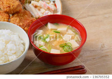 Fried chicken set meal, fried chicken, fried chicken, popular side dishes, side dishes, fried foods, chicken dishes. 136705352
