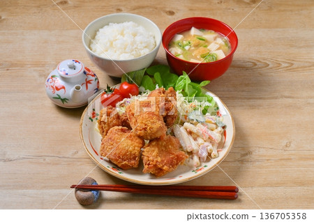 炸雞套餐、炸雞、炸雞、熱門配菜、配菜、油炸食品、雞肉菜餚。 136705358