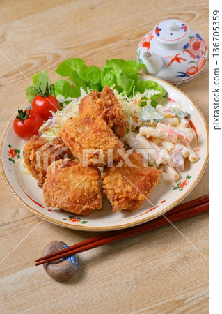 炸雞套餐、炸雞、炸雞、熱門配菜、配菜、油炸食品、雞肉菜餚。 炸雞套餐、炸雞、炸雞、熱門配菜、配菜、油炸食品、雞肉菜餚。 136705359