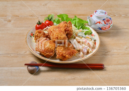 Fried chicken set meal, fried chicken, fried chicken, popular side dishes, side dishes, fried foods, chicken dishes. 136705360
