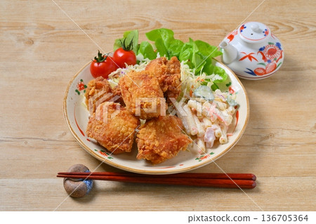 炸雞套餐、炸雞、炸雞、熱門配菜、配菜、油炸食品、雞肉菜餚。 炸雞套餐、炸雞、炸雞、熱門配菜、配菜、油炸食品、雞肉菜餚。 136705364