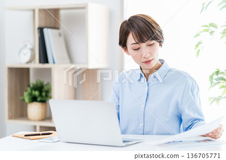 一位女士正在客廳遠距辦公。 136705771