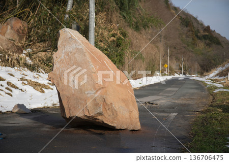 Road closed due to rockslide 136706475