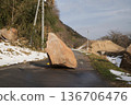 道路因山崩封閉。 136706476
