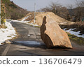 道路因山崩封閉。 136706479
