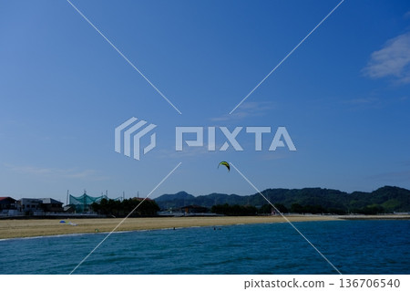 人們享受風箏衝浪 136706540