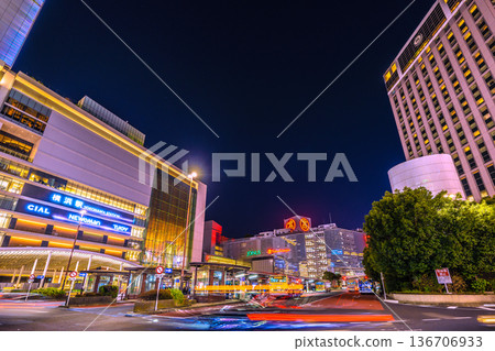 日本橫濱城市景觀,2月18日。橫濱站、JR橫濱塔及其他地標的夜景。 日本橫濱城市景觀,2月18日。橫濱站、JR橫濱塔及其他地標的夜景。 136706933