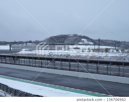 二月雪中賽道 136706982