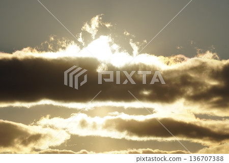 陽光透過雲層的縫隙照進來 136707388