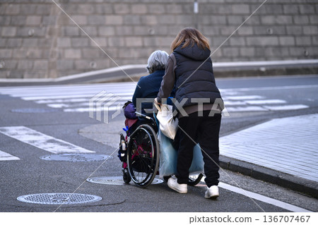 日本橫濱城市景觀：階梯與不平整的路面…老化社會：一位坐在輪椅上的老婦人（輪椅上沒有標示）推起來很吃力…= 橫濱市 136707467