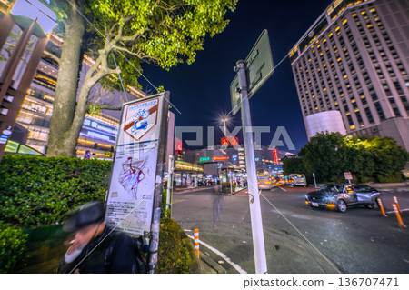 日本橫濱城市景觀：老年人吸煙（左）。橫濱站附近老人吸菸人數迅速增加…路上行人… 136707471