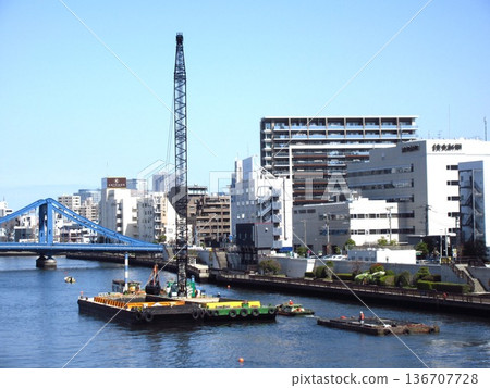 A crane-equipped barge working on the Sumida River 136707728
