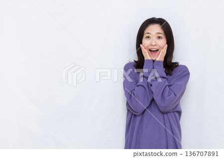 微笑和驚訝的女人 136707891