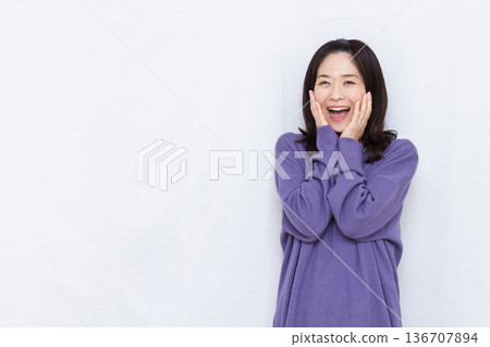 微笑和驚訝的女人 136707894