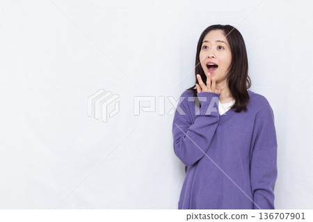微笑和驚訝的女人 微笑和驚訝的女人 136707901