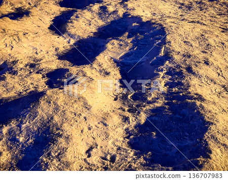 The play of light and shadow on winter snowdrifts 136707983