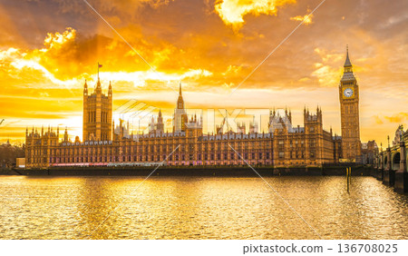 London: Panoramic view of the Palace of Westminster at sunset 136708025