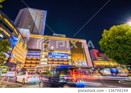 日本橫濱城市景觀，2月18日。橫濱站、JR橫濱塔、無菸私人計程車（左）和計程車。 136708149