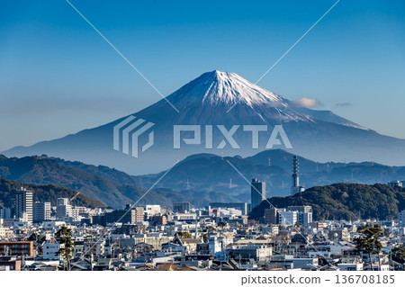 晴朗的冬日,靜岡縣靜岡市駿河區的城市景觀,以及隔著安倍川眺望的富士山。 晴朗的冬日,靜岡縣靜岡市駿河區的城市景觀,以及隔著安倍川眺望的富士山。 136708185