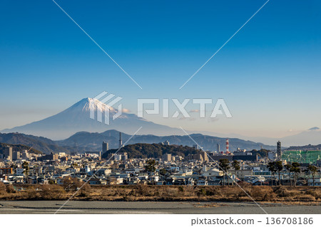 晴朗的冬日,靜岡縣靜岡市駿河區的城市景觀,以及隔著安倍川眺望的富士山。 晴朗的冬日,靜岡縣靜岡市駿河區的城市景觀,以及隔著安倍川眺望的富士山。 136708186