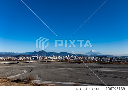 晴朗的冬日,靜岡縣靜岡市駿河區的城市景觀,以及隔著安倍川眺望的富士山。 晴朗的冬日,靜岡縣靜岡市駿河區的城市景觀,以及隔著安倍川眺望的富士山。 136708189