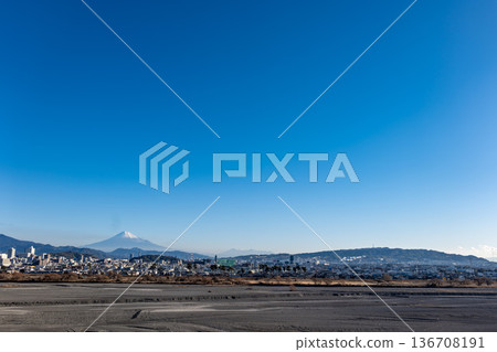 晴朗的冬日,靜岡縣靜岡市駿河區的城市景觀,以及隔著安倍川眺望的富士山。 晴朗的冬日,靜岡縣靜岡市駿河區的城市景觀,以及隔著安倍川眺望的富士山。 136708191