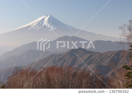 從大槻市的富士山十二景眺望白雪皚皚的富士山（舊版500日圓紙鈔上的圖案） 136708302