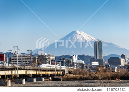 冬日的富士山,以及駛過靜岡縣靜岡市安倍川大橋的JR東海道新幹線列車。 冬日的富士山,以及駛過靜岡縣靜岡市安倍川大橋的JR東海道新幹線列車。 136708381