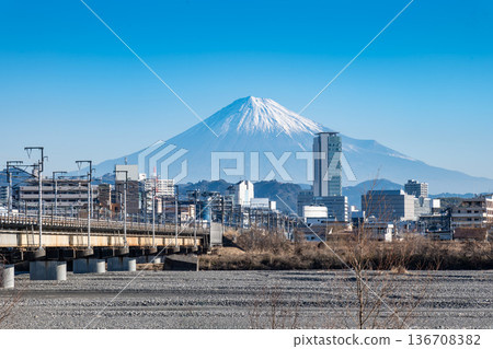 冬季的富士山,以及位於靜岡縣靜岡市、橫跨阿倍川的東海道新幹線阿倍川大橋。 冬季的富士山,以及位於靜岡縣靜岡市、橫跨阿倍川的東海道新幹線阿倍川大橋。 136708382