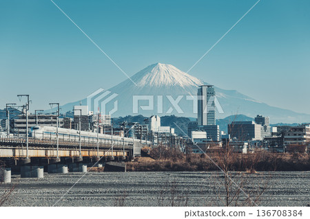 冬日的富士山,以及駛過靜岡縣靜岡市安倍川大橋的JR東海道新幹線列車。 冬日的富士山,以及駛過靜岡縣靜岡市安倍川大橋的JR東海道新幹線列車。 136708384