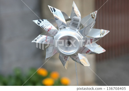 入口處安裝了一台用於回收空罐的風車 136708405