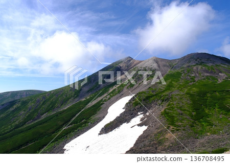 藍天下,高地山脊和阿爾卑斯山景色,殘雪未消。 藍天下,高地山脊和阿爾卑斯山景色,殘雪未消。 136708495
