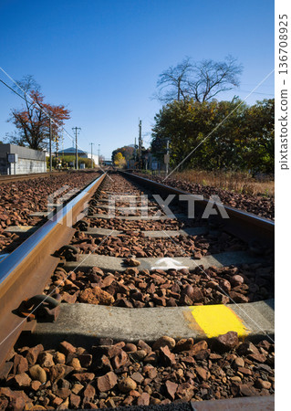 鄉村地方路線上的碎石軌道 鄉村地方路線上的碎石軌道 136708925