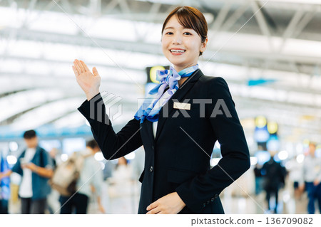 機場女性地勤人員提供指引（照片由關西國際機場（KIX）提供） 136709082