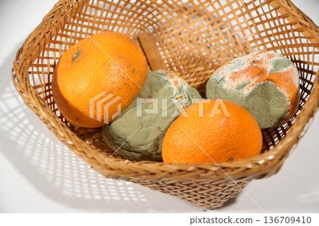 腐爛的橘子 136709410