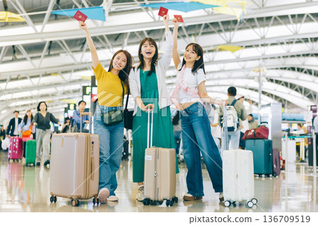 Three women at the airport traveling abroad (Photography cooperation: Kansai International Airport (KIX)) 136709519