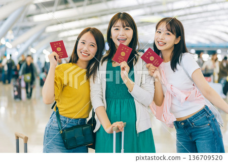 三位女性在機場準備出國旅行(攝影合作:關西國際機場(KIX)) 三位女性在機場準備出國旅行(攝影合作:關西國際機場(KIX)) 136709520