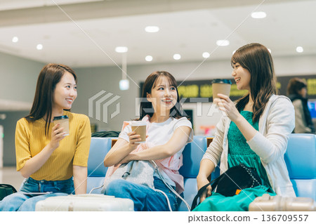 三位女士在機場大廳休息，準備出發。 （圖片由關西國際機場（KIX）提供） 136709557