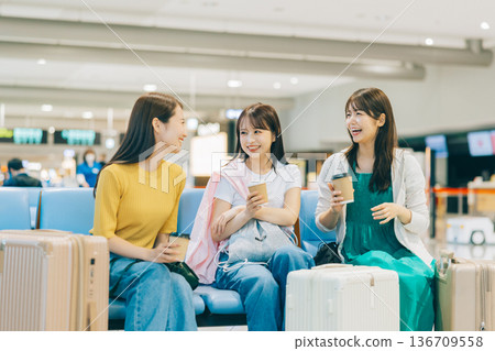 三位女士在機場大廳休息，準備出發。 （圖片由關西國際機場（KIX）提供） 136709558