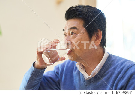 亞洲老年男子正在補充水分 136709897